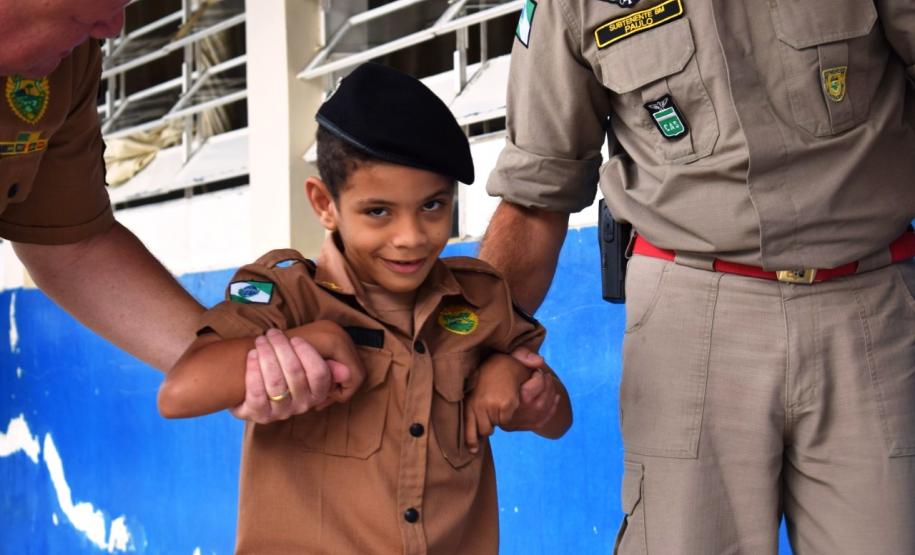 Policiais militares do 17º Batalhão fazem surpresa para garoto fã da Polícia Militar em São José dos Pinhais (RMC)
