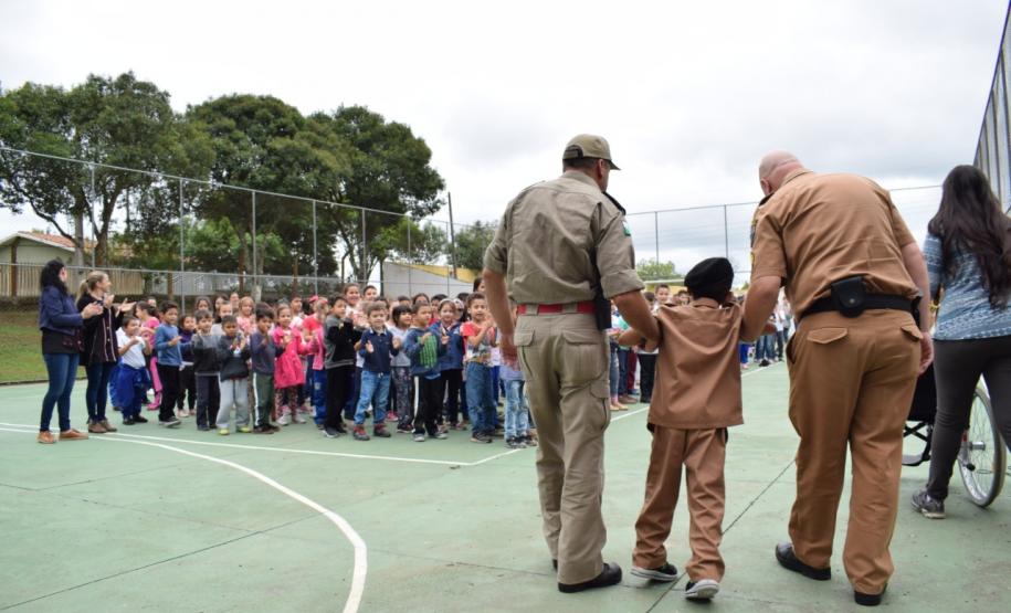 Policiais militares do 17º Batalhão fazem surpresa para garoto fã da Polícia Militar em São José dos Pinhais (RMC)