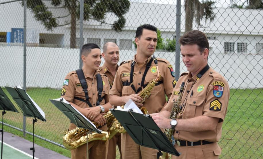 Policiais militares do 17º Batalhão fazem surpresa para garoto fã da Polícia Militar em São José dos Pinhais (RMC)