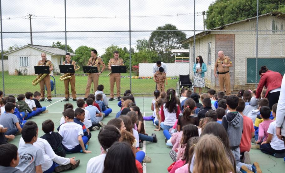 Policiais militares do 17º Batalhão fazem surpresa para garoto fã da Polícia Militar em São José dos Pinhais (RMC)