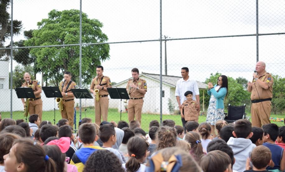 Policiais militares do 17º Batalhão fazem surpresa para garoto fã da Polícia Militar em São José dos Pinhais (RMC)