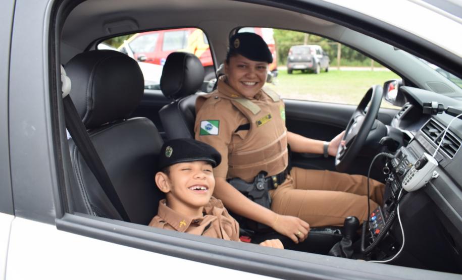 Policiais militares do 17º Batalhão fazem surpresa para garoto fã da Polícia Militar em São José dos Pinhais (RMC)