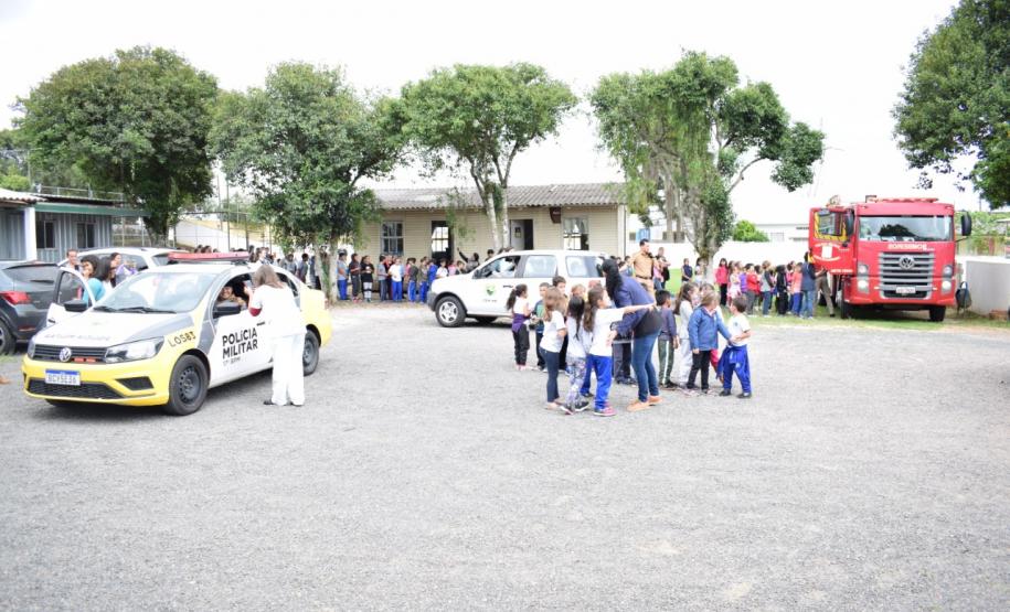 Policiais militares do 17º Batalhão fazem surpresa para garoto fã da Polícia Militar em São José dos Pinhais (RMC)
