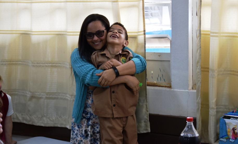 Policiais militares do 17º Batalhão fazem surpresa para garoto fã da Polícia Militar em São José dos Pinhais (RMC)