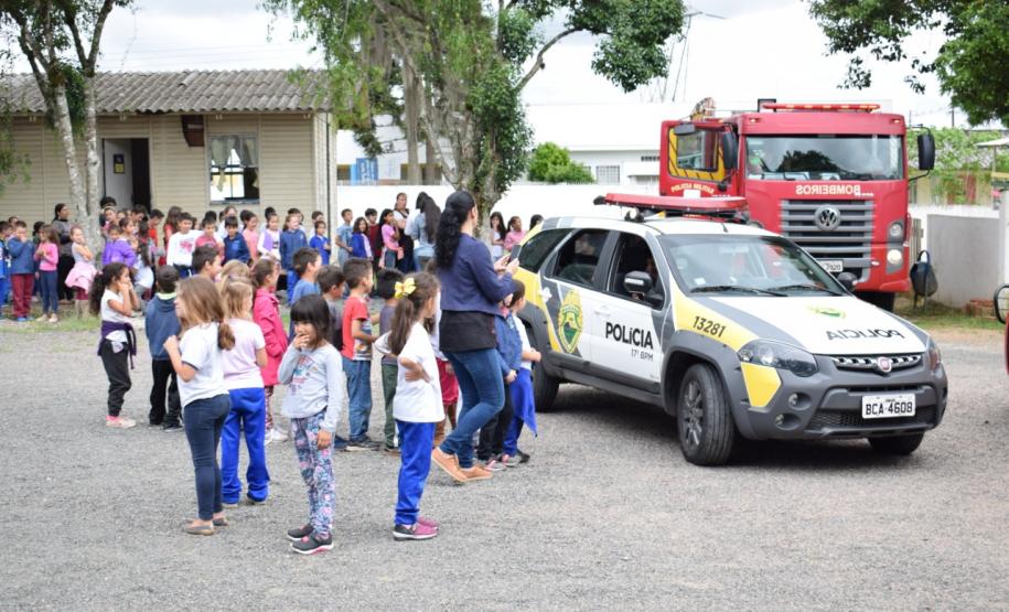 Policiais militares do 17º Batalhão fazem surpresa para garoto fã da Polícia Militar em São José dos Pinhais (RMC)