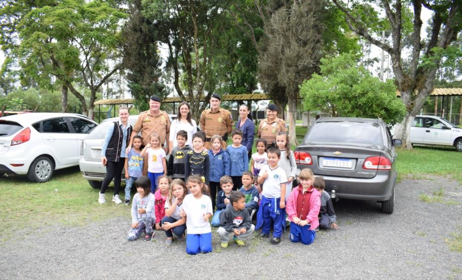 Policiais militares do 17º Batalhão fazem surpresa para garoto fã da Polícia Militar em São José dos Pinhais (RMC)