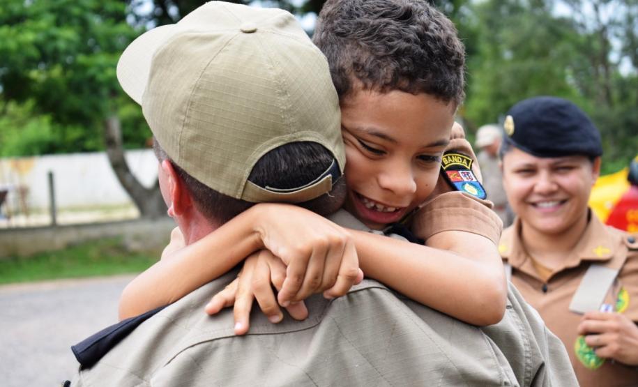 Policiais militares do 17º Batalhão fazem surpresa para garoto fã da Polícia Militar em São José dos Pinhais (RMC)