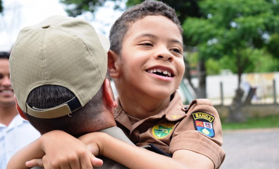 Policiais militares do 17º Batalhão fazem surpresa para garoto fã da Polícia Militar em São José dos Pinhais (RMC)