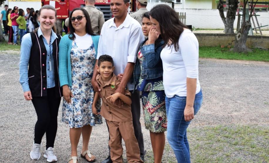 Policiais militares do 17º Batalhão fazem surpresa para garoto fã da Polícia Militar em São José dos Pinhais (RMC)