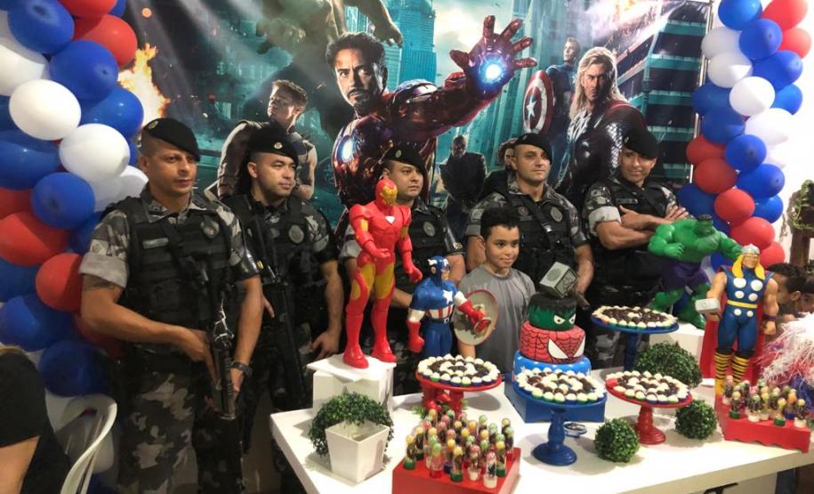 Policiais militares do Choque de Londrina são convidados para aniversário de menino que sonha em ser policial