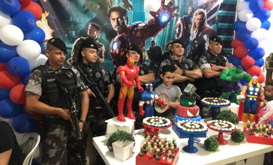 Policiais militares do Choque de Londrina são convidados para aniversário de menino que sonha em ser policial