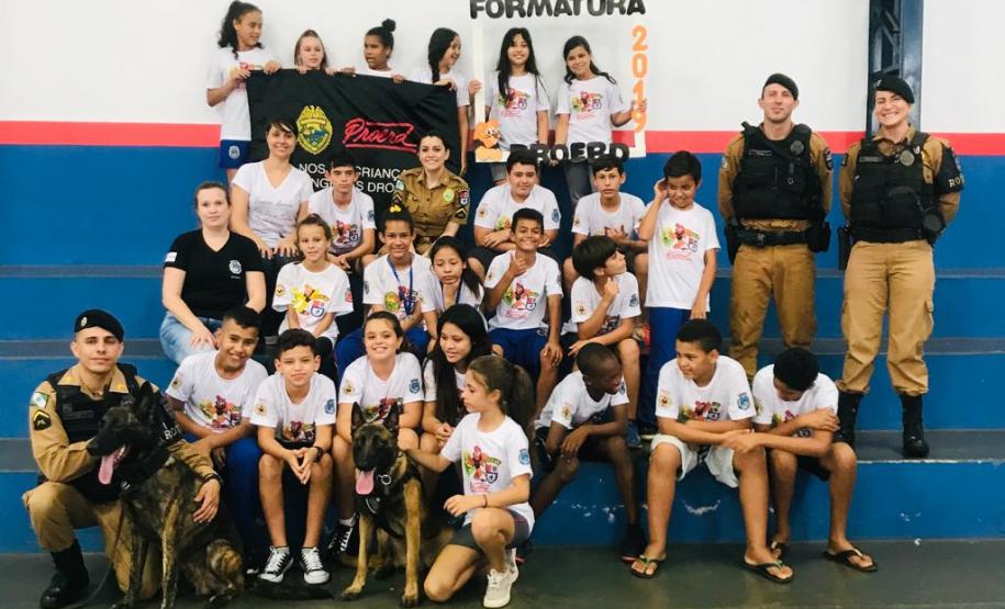 Durante formatura do PROERD, Canil do 19º Batalhão faz apresentação com os cães da corporação em Palotina (PR)