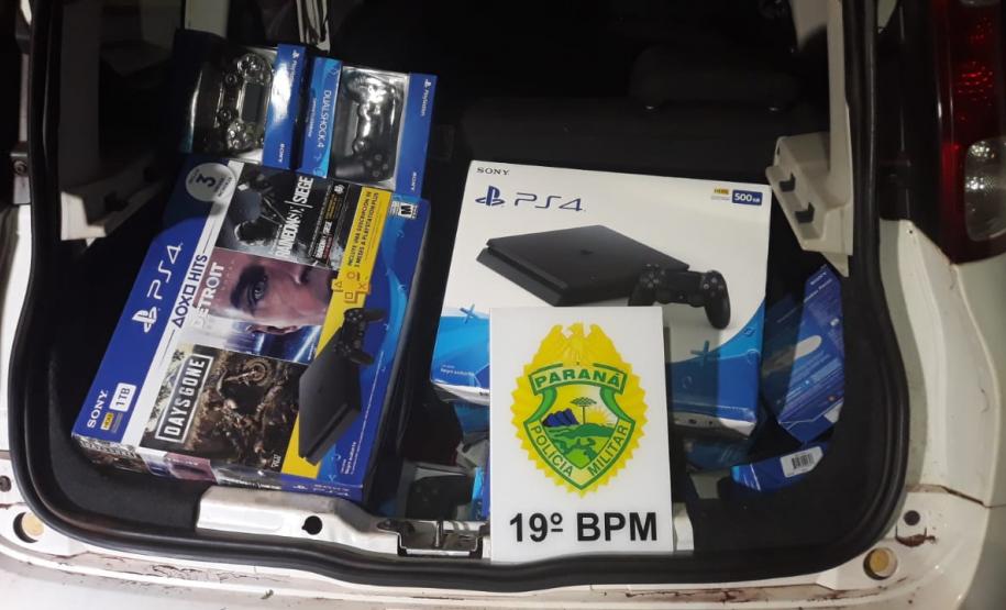 PM apreende dois carros, cigarros e eletrônicos contrabandeados no Oeste do estado