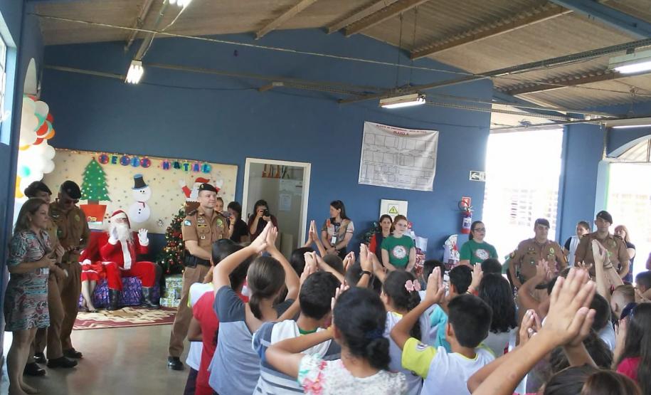 Batalhão da PM realiza 1ª edição de distribuição de presentes de Natal em escola municipal de Guarapuava (PR)
