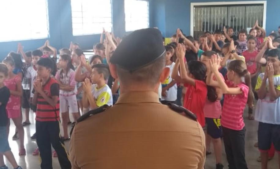 Batalhão da PM realiza 1ª edição de distribuição de presentes de Natal em escola municipal de Guarapuava (PR)