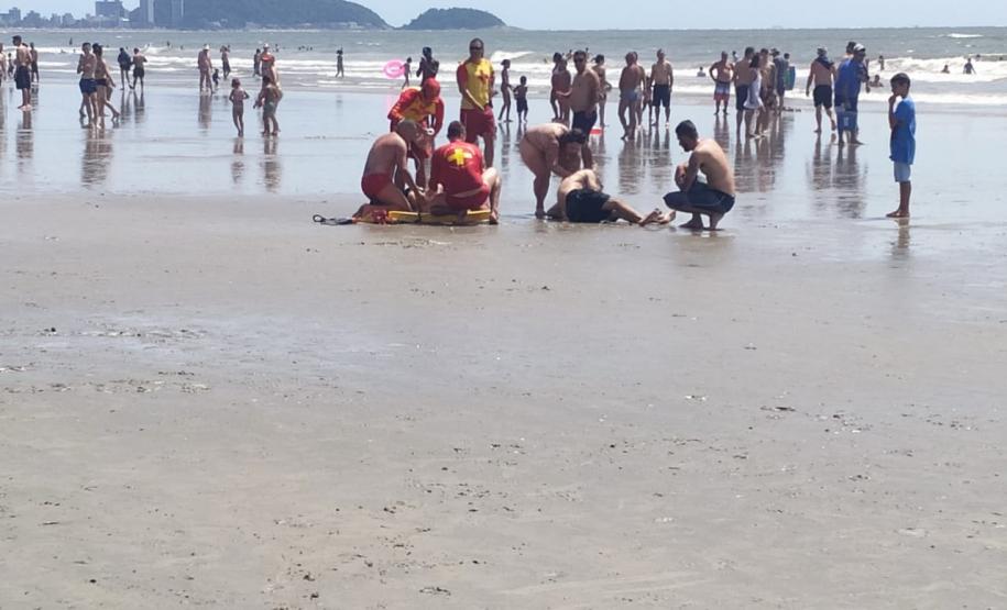 Bombeiros e tripulação do BPMOA salvam três pessoas que se afogaram em Guaratuba (PR)