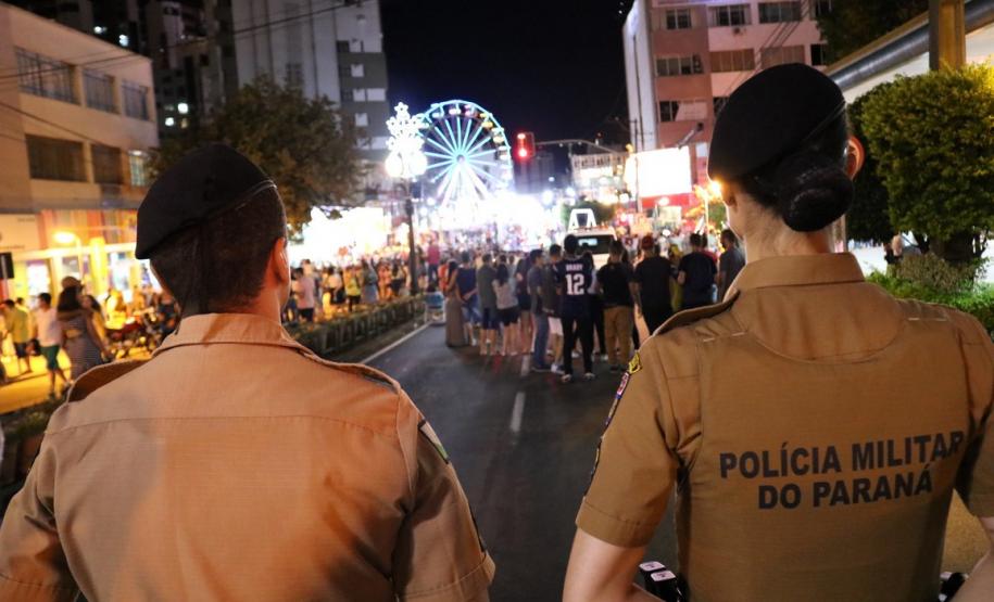 Policiais militares reforçam o policiamento durante o desfile de Natal de Pato Branco (PR)