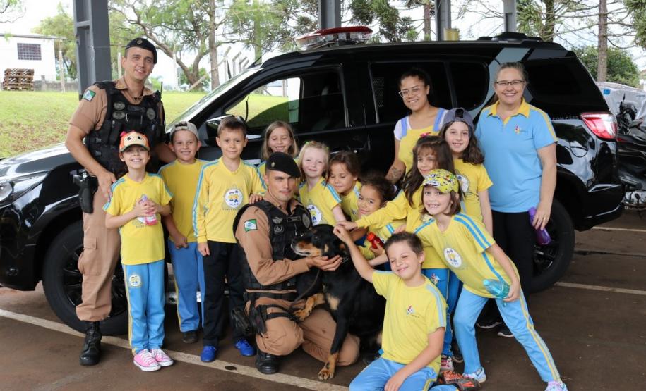 Alunos da Associação Educacional Nossa Escola visitam sede do 3° Batalhão em Pato Branco (PR)