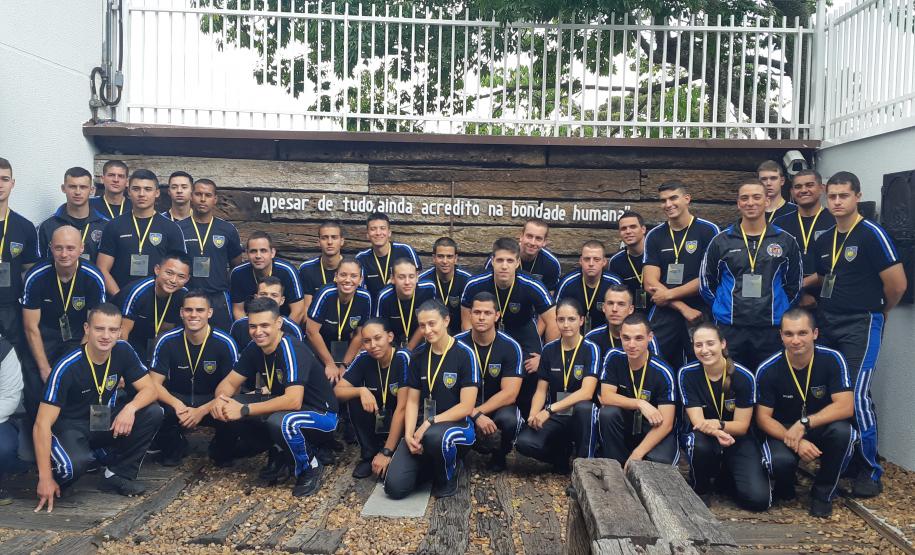 cadetes do primeiro ano no inicio da visita
