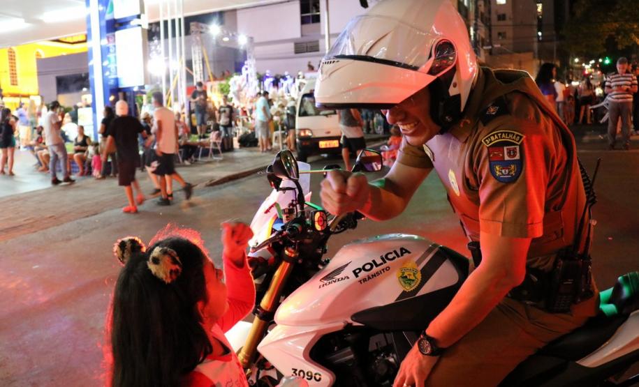 Policiais militares reforçam o policiamento durante o desfile de Natal de Pato Branco (PR)