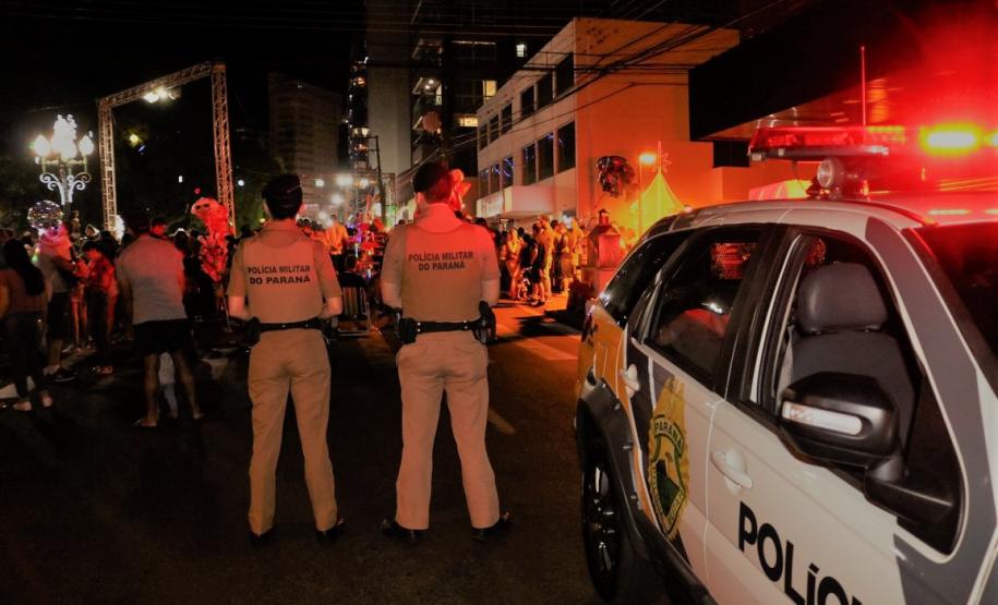Policiais militares reforçam o policiamento durante o desfile de Natal de Pato Branco (PR)