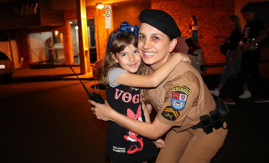 Policiais militares reforçam o policiamento durante o desfile de Natal de Pato Branco (PR)