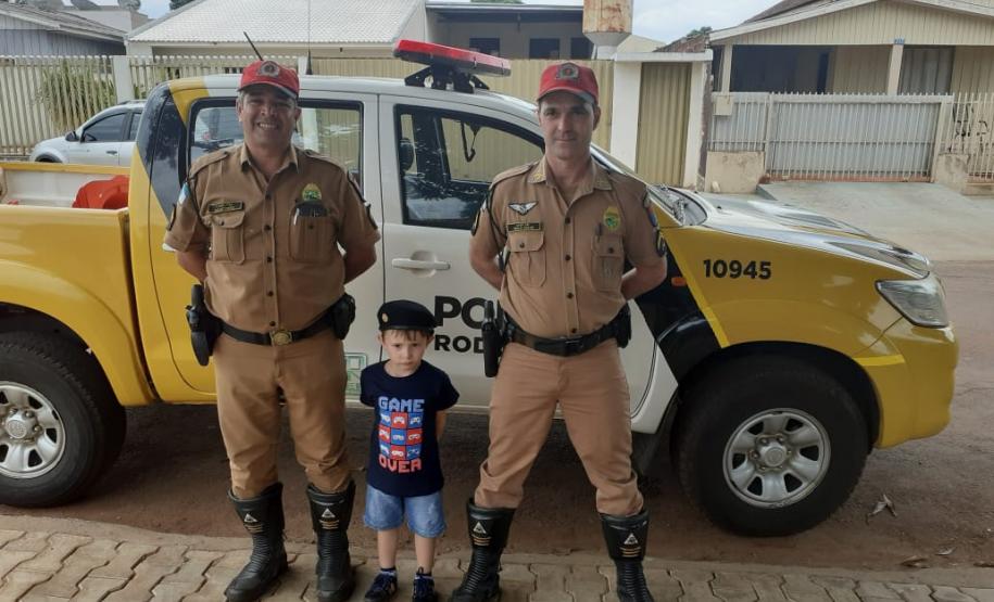 Militares estaduais visitam pequeno fã da polícia em Campo Mourão (PR)