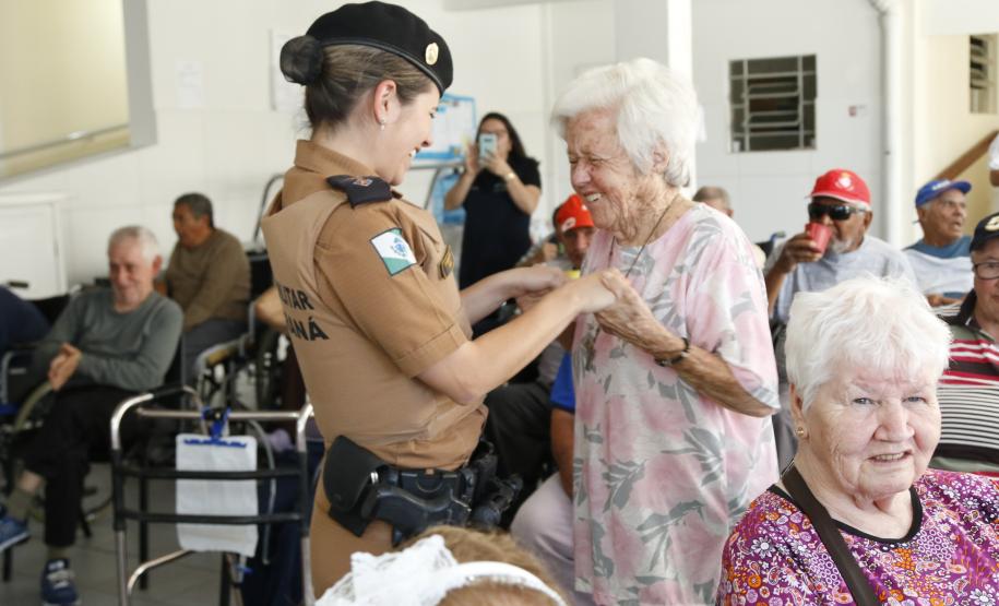 Operação Futebol Solidário arrecada fraldas e leites para idosos de Ponta Grossa (PR)