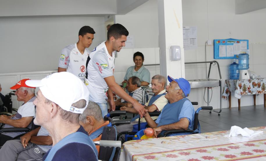Operação Futebol Solidário arrecada fraldas e leites para idosos de Ponta Grossa (PR)