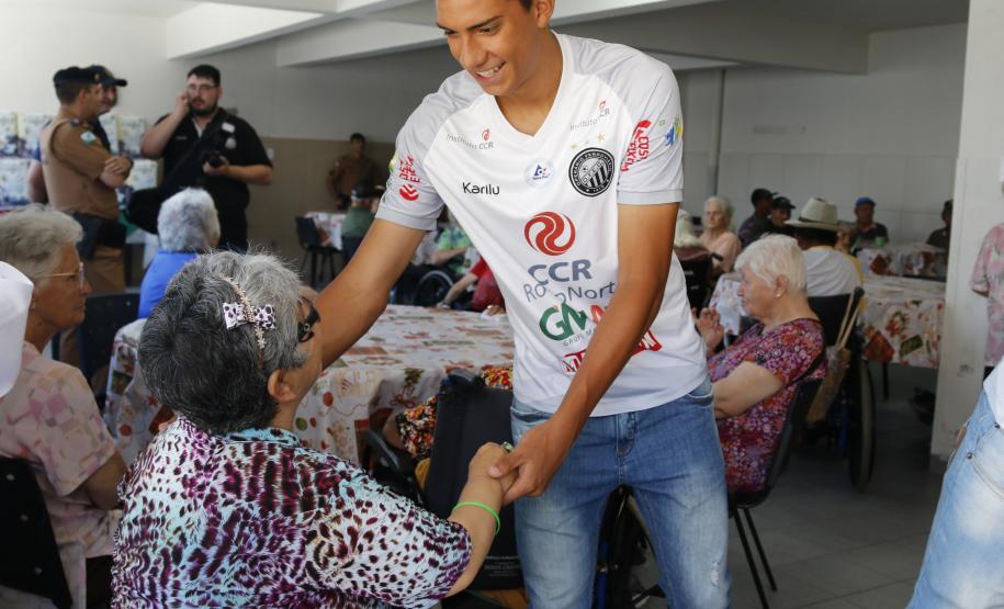 Operação Futebol Solidário arrecada fraldas e leites para idosos de Ponta Grossa (PR)
