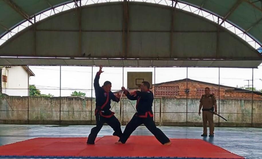 Policial do Escola Segura leva arte marcial milenar aos estudantes