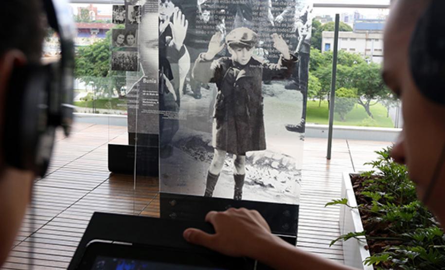 visitantes no museu do holocausto assistindo uma explanação sobre a exposição
