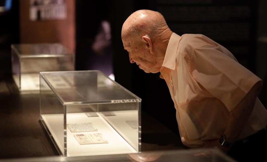 visitante no museu do holocausto olhando documentos