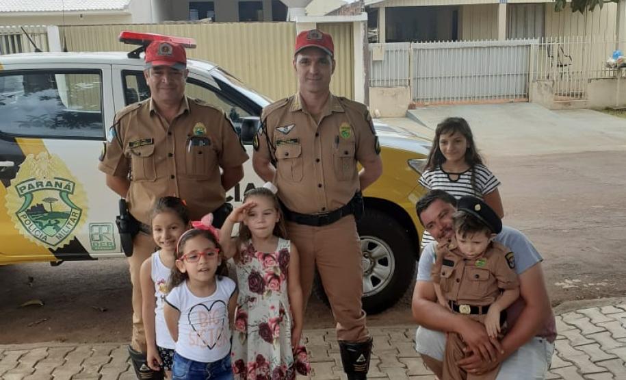 Militares estaduais visitam pequeno fã da polícia em Campo Mourão (PR)