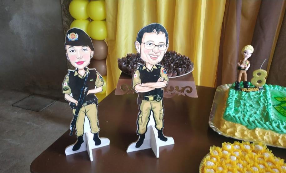 Policiais militares fazem presença na festa de aniversário de 8 anos de Yasmin em Fazenda Rio Grande, Região Metropolitana de Curitiba