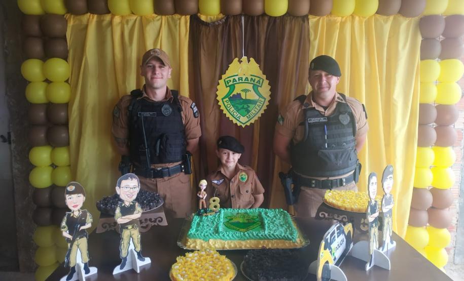 Policiais militares fazem presença na festa de aniversário de 8 anos de Yasmin em Fazenda Rio Grande, Região Metropolitana de Curitiba