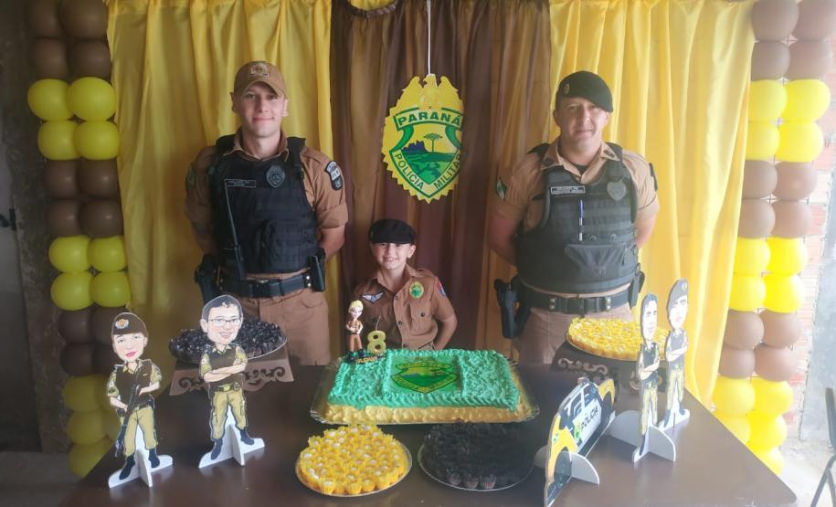 Policiais militares fazem presença na festa de aniversário de 8 anos de Yasmin em Fazenda Rio Grande, Região Metropolitana de Curitiba