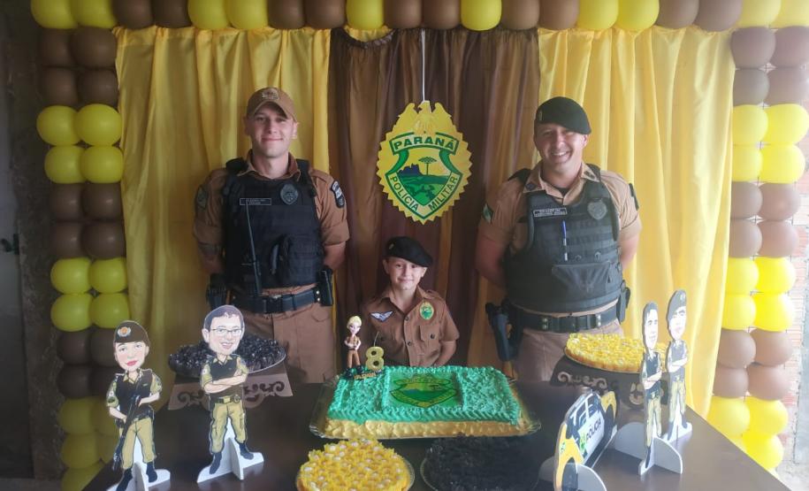 Policiais militares fazem presença na festa de aniversário de 8 anos de Yasmin em Fazenda Rio Grande, Região Metropolitana de Curitiba