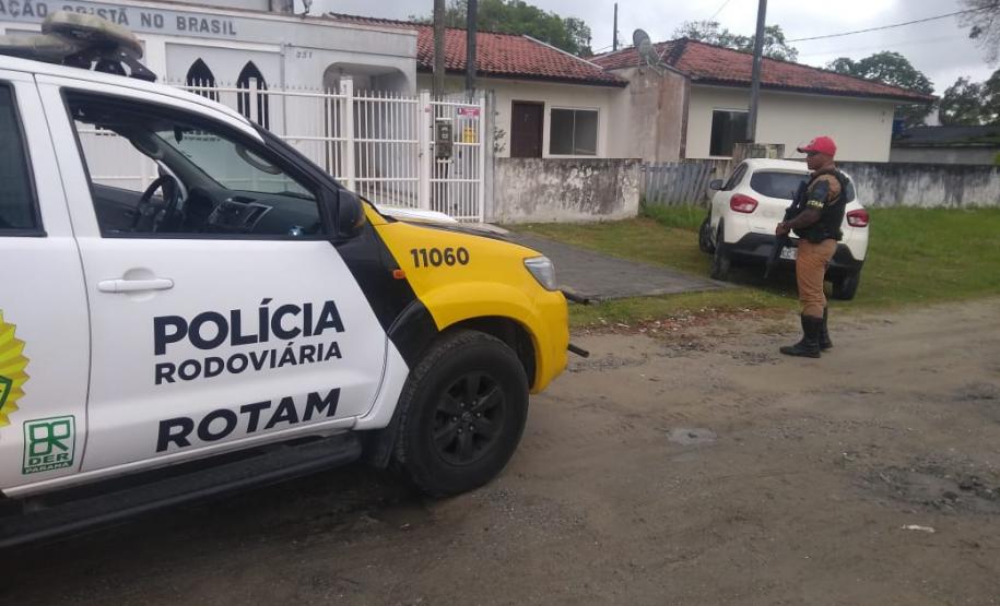 BPRv recupera carro abandonado na PR 412 durante a Operação Verão Maior