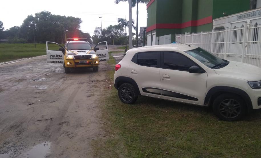 BPRv recupera carro abandonado na PR 412 durante a Operação Verão Maior