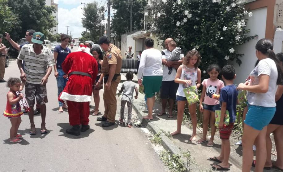 PM arrecada mais de 300 brinquedos e entrega para crianças de diversos bairros de Curitiba