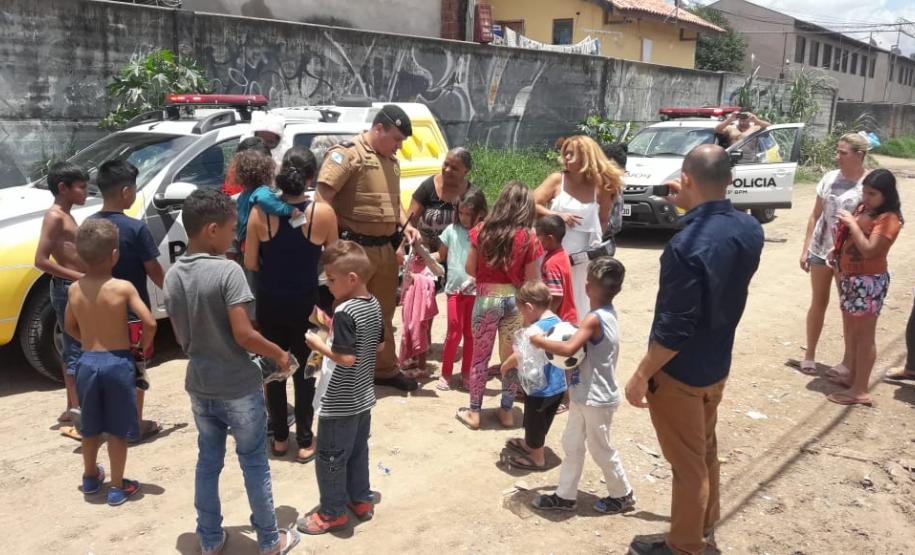 PM arrecada mais de 300 brinquedos e entrega para crianças de diversos bairros de Curitiba