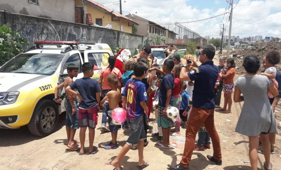 PM arrecada mais de 300 brinquedos e entrega para crianças de diversos bairros de Curitiba