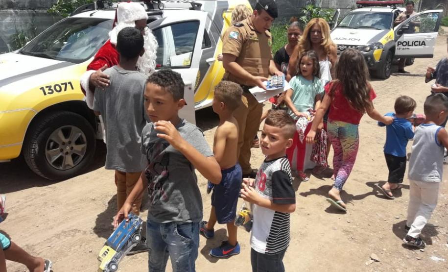PM arrecada mais de 300 brinquedos e entrega para crianças de diversos bairros de Curitiba