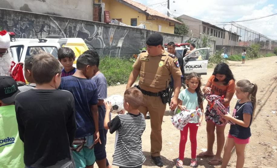 PM arrecada mais de 300 brinquedos e entrega para crianças de diversos bairros de Curitiba