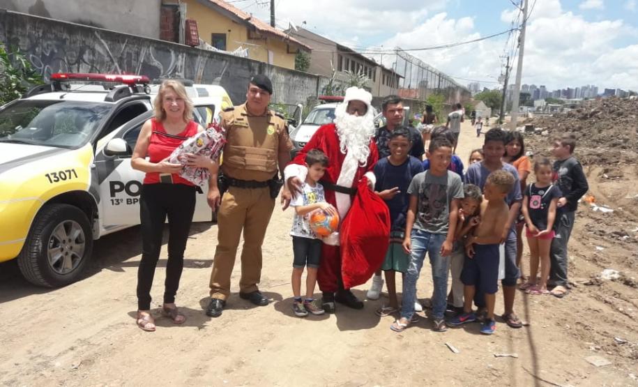 PM arrecada mais de 300 brinquedos e entrega para crianças de diversos bairros de Curitiba