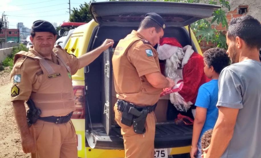 PM arrecada mais de 300 brinquedos e entrega para crianças de diversos bairros de Curitiba