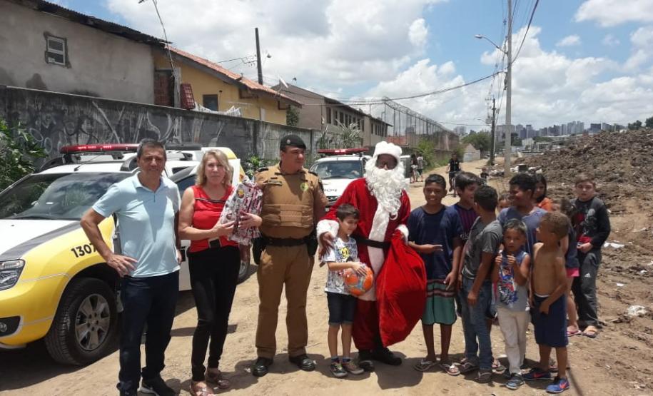PM arrecada mais de 300 brinquedos e entrega para crianças de diversos bairros de Curitiba