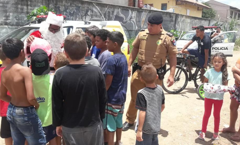 PM arrecada mais de 300 brinquedos e entrega para crianças de diversos bairros de Curitiba