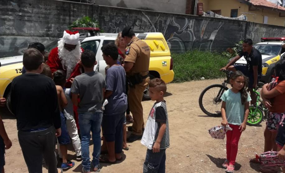 PM arrecada mais de 300 brinquedos e entrega para crianças de diversos bairros de Curitiba